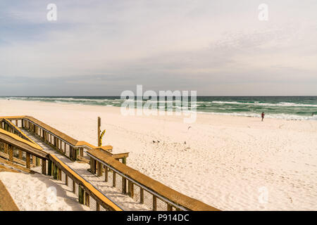 Apprécié la journée sur la jetée et la plage en Navarre en Floride. Banque D'Images