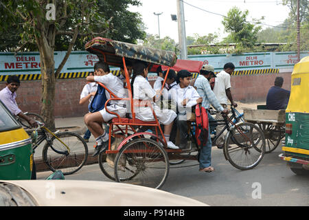 Des scènes de rue à partir d'un tricycle en mouvement à travers les rues animées de Delhi Inde Banque D'Images