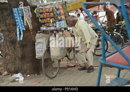 Des scènes de rue à partir d'un tricycle en mouvement à travers les rues animées de Delhi Inde Banque D'Images