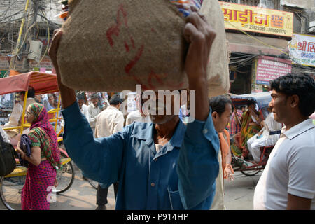 Des scènes de rue à partir d'un tricycle en mouvement à travers les rues animées de Delhi Inde Banque D'Images