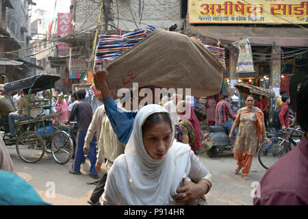 Des scènes de rue à partir d'un tricycle en mouvement à travers les rues animées de Delhi Inde Banque D'Images