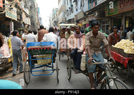 Des scènes de rue à partir d'un tricycle en mouvement à travers les rues animées de Delhi Inde Banque D'Images