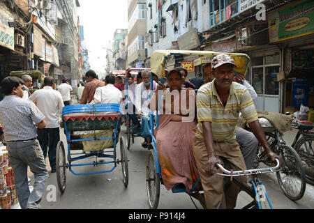 Des scènes de rue à partir d'un tricycle en mouvement à travers les rues animées de Delhi Inde Banque D'Images