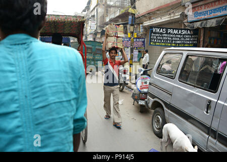 Des scènes de rue à partir d'un tricycle en mouvement à travers les rues animées de Delhi Inde Banque D'Images