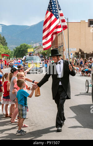 Abe Lincoln dans la quatrième de juillet parade dans la petite ville de montagne de Salida, Colorado, USA Banque D'Images