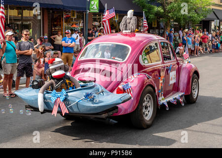 Volkswagen Beetle voiture antique ; le quatrième de juillet parade dans la petite ville de montagne de Salida, Colorado, USA. Banque D'Images