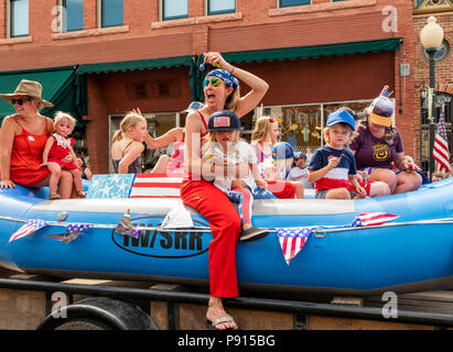 Les familles avec enfants promenade en bateau ; Float Parade annuelle Quatrième de juillet dans la petite ville de montagne de Salida, Colorado, USA Banque D'Images