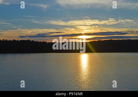 Comme le soleil se couche sur le lac Reukwald à LadySmith, Québec, Canada sur une soirée d'été Banque D'Images