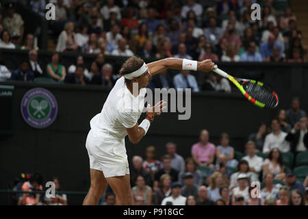 13 juillet 2018, l'All England Lawn Tennis et croquet Club, Londres, Angleterre ; le tennis de Wimbledon, jour 11 ; Rafael Nadal (ESP) sert au cours de sa demi-finale contre Novak Djokovic (SRB) Banque D'Images