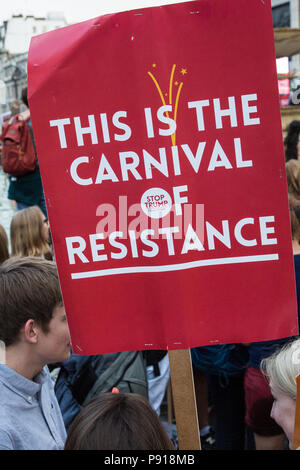 Londres, Royaume-Uni. Le 13 juillet, 2018. Plus de 100 000 personnes assistent à l'ensemble contre Trump manifestation nationale rassemblement à Trafalgar Square pour protester contre la visite de l'UK du président américain Donald Trump. Des protestations ont également eu lieu sur tous les sites visités au Royaume-Uni par le président des États-Unis et une grande opération de police était en place à tous les sites des manifestations. Credit : Mark Kerrison/Alamy Live News Banque D'Images