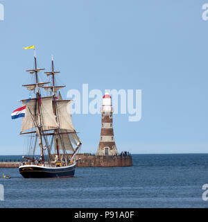 Sunderland, Royaume-Uni, 13 juillet 2018. Le Morgenster sails Roker Pier passé à Sunderland, dans le nord-est de l'Angleterre. La course des grands voiliers 2018 commence à Sunderland avant de partir pour la première étape de la course des grands voiliers 2018, à Ebsjerg au Danemark. Crédit : Stuart Forster/Alamy Live News Banque D'Images