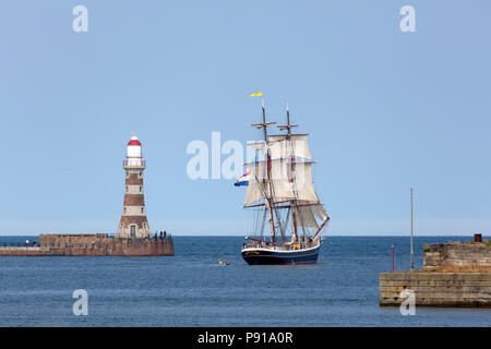 Sunderland, Royaume-Uni, 13 juillet 2018. Le Morgenster sails Roker Pier passé à Sunderland, dans le nord-est de l'Angleterre. La course des grands voiliers 2018 commence à Sunderland avant de partir pour la première étape de la course des grands voiliers 2018, à Ebsjerg au Danemark. Crédit : Stuart Forster/Alamy Live News Banque D'Images