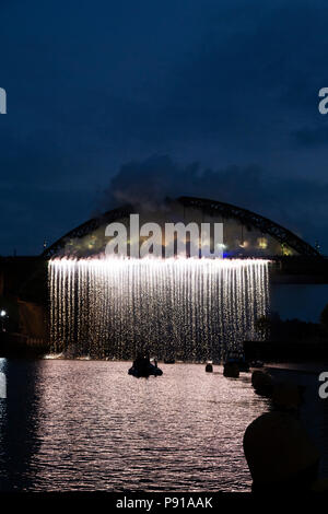 Sunderland, Royaume-Uni, 13 juillet 2018. Célébrer l'artifice 2018 Course des grands voiliers sur Wearmouth Bridge à Sunderland, Royaume-Uni. Les feux d'artifice font partie des célébrations de Sunderland hébergeant plus de 50 grands voiliers en avant de la première étape de la course des grands voiliers 2018. Crédit : Stuart Forster/Alamy Live News Banque D'Images