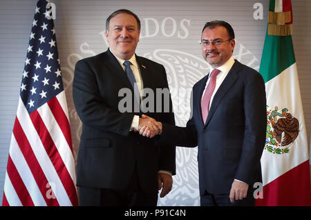 La ville de Mexico, Mexique. Le 13 juillet, 2018. Le secrétaire mexicain des affaires étrangères Luis Videgaray (R), serre la main avec la secrétaire d'État des États-Unis, Mike Pompeo après leur réunion à Mexico, capitale du Mexique, le 13 juillet 2018. Credit : Francisco Canedo/Xinhua/Alamy Live News Banque D'Images