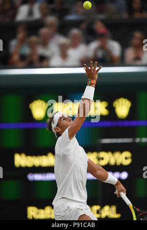 Londres, Royaume-Uni, le 13 juillet, 2018. (180714) -- Londres, 14 juillet 2018 (Xinhua) -- l'Espagne de Rafael Nadal sert pendant la demi-finale du tournoi contre Novak Djokovic de la Serbie lors de la 2018 de Wimbledon à Londres, Grande-Bretagne, le 13 juillet 2018. Le match a été suspendu en raison de la question du temps. (Xinhua/Stephen Chung) Credit : Xinhua/Alamy Live News Banque D'Images