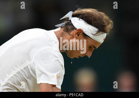 Londres, Royaume-Uni, le 13 juillet, 2018. (180714) -- Londres, 14 juillet 2018 (Xinhua) -- l'Espagne de Rafael Nadal est en concurrence au cours de la demi-finale du tournoi contre Novak Djokovic de la Serbie lors de la 2018 de Wimbledon à Londres, Grande-Bretagne, le 13 juillet 2018. Le match a été suspendu en raison de la question du temps. (Xinhua/Stephen Chung) Credit : Xinhua/Alamy Live News Banque D'Images