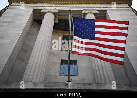 Washington, USA. Le 13 juillet, 2018. Photo prise le 13 juillet 2018, indique le ministère américain de la Justice Administration centrale à Washington, DC, aux Etats-Unis. L'avocat spécial américain Robert Mueller le vendredi 12 inculpés pour les hackers russes interférant avec les États-Unis 2016 élections présidentielles. Credit : Liu Jie/Xinhua/Alamy Live News Banque D'Images