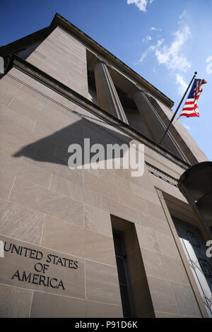 Washington, USA. Le 13 juillet, 2018. Photo prise le 13 juillet 2018, indique le ministère américain de la Justice Administration centrale à Washington, DC, aux Etats-Unis. L'avocat spécial américain Robert Mueller le vendredi 12 inculpés pour les hackers russes interférant avec les États-Unis 2016 élections présidentielles. Credit : Liu Jie/Xinhua/Alamy Live News Banque D'Images