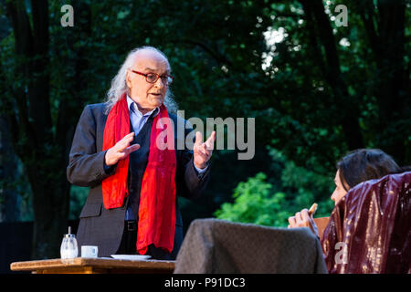 Mülheim an der Ruhr, Allemagne. 13 juillet 2018. Roberto Ciulli effectuer. Théâtre an der Ruhr effectuer l'Art de la comédie de Eduardo de Filippo durant la saison 2018 Weiße Nächte, une série de spectacles en plein air à Raffelbergpark. Photo : Bettina Strenske/Alamy Live News Banque D'Images