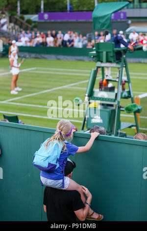 Une vue générale, le 5 juillet 2018 - Tennis : Un ventilateur est à regarder un match par-dessus la clôture au cours du championnat de tennis sur gazon de Wimbledon à l'All England Lawn Tennis et croquet Club à Londres, en Angleterre. (Photo de bla) Banque D'Images