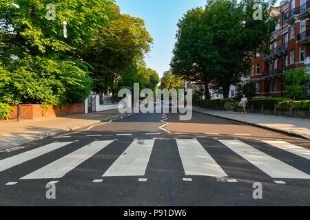 Abbey Road, Londres, Royaume-Uni. 14 juillet 2018. Météo britannique. Le passage piétons a été rendu célèbre par les Beatles sur Abbey Road à Londres par une chaude matinée ensoleillée. Crédit photo : Graham Hunt/Alamy Live News Banque D'Images