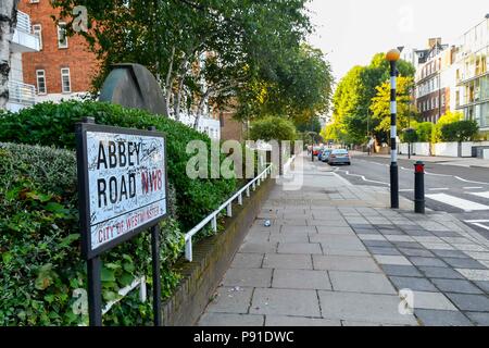 Abbey Road, Londres, Royaume-Uni. 14 juillet 2018. Météo britannique. Plaque de rue d'Abbey Road à Londres par une chaude matinée ensoleillée. Crédit photo : Graham Hunt/Alamy Live News Banque D'Images