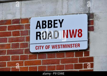 Abbey Road, Londres, Royaume-Uni. 14 juillet 2018. Météo britannique. Plaque de rue d'Abbey Road à Londres par une chaude matinée ensoleillée. Crédit photo : Graham Hunt/Alamy Live News Banque D'Images