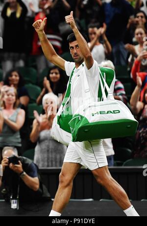 (180714) -- Londres, 14 juillet 2018 (Xinhua) -- Le Paris de la Serbie salue des spectateurs après la suspension de la demi-finale du tournoi contre Rafael Nadal d'Espagne à l'de Wimbledon 2018 à Londres, Grande-Bretagne, le 13 juillet 2018. Le match a été suspendu en raison de la question du temps. (Xinhua/Guo Qiuda) Banque D'Images