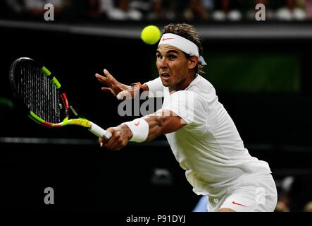 (180714) -- Londres, 14 juillet 2018 (Xinhua) -- l'Espagne de Rafael Nadal hits un retour au cours de la demi-finale du tournoi contre Novak Djokovic de la Serbie lors de la 2018 de Wimbledon à Londres, Grande-Bretagne, le 13 juillet 2018. Le match a été suspendu en raison de la question du temps. (Xinhua/Guo Qiuda) Banque D'Images