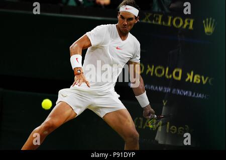 (180714) -- Londres, 14 juillet 2018 (Xinhua) -- l'Espagne de Rafael Nadal hits un retour au cours de la demi-finale du tournoi contre Novak Djokovic de la Serbie lors de la 2018 de Wimbledon à Londres, Grande-Bretagne, le 13 juillet 2018. Le match a été suspendu en raison de la question du temps. (Xinhua/Guo Qiuda) Banque D'Images