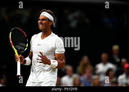 (180714) -- Londres, 14 juillet 2018 (Xinhua) -- l'Espagne de Rafael Nadal réagit au cours de la demi-finale du tournoi contre Novak Djokovic de la Serbie lors de la 2018 de Wimbledon à Londres, Grande-Bretagne, le 13 juillet 2018. Le match a été suspendu en raison de la question du temps. (Xinhua/Guo Qiuda) Banque D'Images