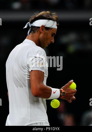 (180714) -- Londres, 14 juillet 2018 (Xinhua) -- l'Espagne de Rafael Nadal réagit au cours de la demi-finale du tournoi contre Novak Djokovic de la Serbie lors de la 2018 de Wimbledon à Londres, Grande-Bretagne, le 13 juillet 2018. Le match a été suspendu en raison de la question du temps. (Xinhua/Guo Qiuda) Banque D'Images