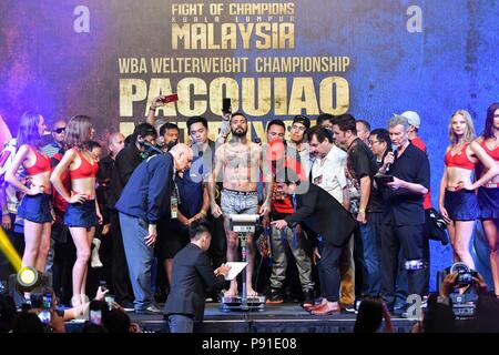 Kuala Lumpur, Malaisie. 14 juillet, 2018. Lucas Matthysse, l'Association mondiale de boxe argentin (champion WBA), pèse à Kuala Lumpur, Malaisie, le 14 juillet 2018. Le très attendu combat entre Matthysse et boxe Manny Pacquiao Légende aura lieu le 15 juillet à l'Aréna Axiata à Kuala Lumpur. Credit : Chong Chung Voon/Xinhua/Alamy Live News Banque D'Images