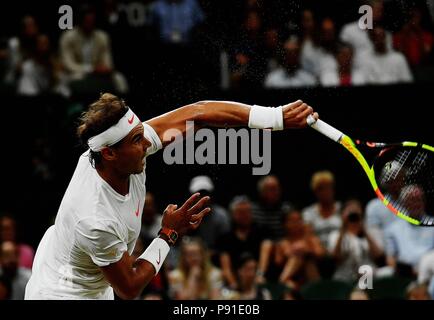 (180714) -- Londres, 14 juillet 2018 (Xinhua) -- l'Espagne de Rafael Nadal est en concurrence au cours de la demi-finale du tournoi contre Novak Djokovic de la Serbie lors de la 2018 de Wimbledon à Londres, Grande-Bretagne, le 13 juillet 2018. Le match a été suspendu en raison de la question du temps. (Xinhua/Guo Qiuda) Banque D'Images