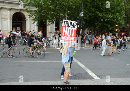 Londres, Royaume-Uni, 13 juillet 2018. manifestations anti trump et des pancartes à Trafalgar square london uk 13 juillet 2018 Crédit : Simon leigh/Alamy Live News Banque D'Images