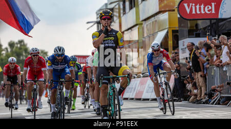 Chartres, France - Juillet 13, 2018 : Le cycliste néerlandais Dylan Groenewegen d LottoNL-Jumbo Team célèbre sa victoire à Chartres après la plus longue étape, Fougeres-Chartres, du Tour de France 2018. Credit : Radu Razvan/Alamy Live News Banque D'Images