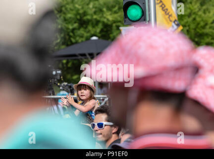 Chartres, France - 13 juillet 2018 : Une petite fille douce sur ses épaules les pères applaudit les cyclistes à Chartres durant la plus longue étape, Fougeres-Chartres, du Tour de France 2018. Credit : Radu Razvan/Alamy Live News Banque D'Images