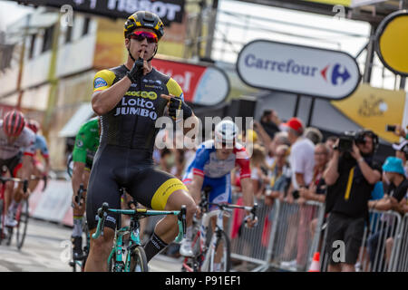 Chartres, France - Juillet 13, 2018 : Le cycliste néerlandais Dylan Groenewegen d LottoNL-Jumbo Team célèbre sa victoire à Chartres après la plus longue étape, Fougeres-Chartres, du Tour de France 2018. Credit : Radu Razvan/Alamy Live News Banque D'Images