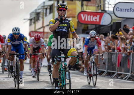 Chartres, France - Juillet 13, 2018 : Le cycliste néerlandais Dylan Groenewegen d LottoNL-Jumbo Team célèbre sa victoire à Chartres après la plus longue étape, Fougeres-Chartres, du Tour de France 2018. Credit : Radu Razvan/Alamy Live News Banque D'Images