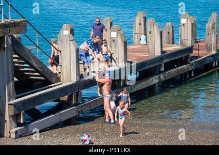 Pays de Galles Aberystwyth UK, samedi 14 juillet 2018 Météo Royaume-uni : les gens la tête à la plage et de la mer sur un brillant et très chaud samedi matin ensoleillé à Aberystwyth, sur la côte ouest du pays de Galles. La longue période de temps inhabituellement sec et chaud se poursuit, avec des températures de plus de 30°c plus d'escalade dans les parties de l'UK ce week-end crédit photo : Keith Morris / Alamy Live News Banque D'Images