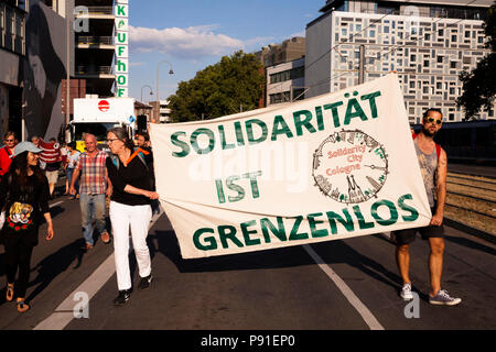 Cologne, Allemagne, 13 juillet 2018. Plusieurs milliers de personnes montrent le 13 juillet 2018 à Cologne pour le sauvetage des réfugiés de la mer Méditerranée. Sous la devise 'Stop à mourir en Méditerranée", une coalition de groupes politiques, des initiatives et des personnes privées veut envoyer un signal pour l'humanité. Cologne, Allemagne. Credit : Joern Sackermann/Alamy Live News Banque D'Images