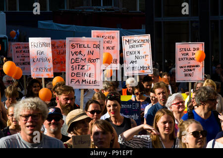 Cologne, Allemagne, 13 juillet 2018. Plusieurs milliers de personnes montrent le 13 juillet 2018 à Cologne pour le sauvetage des réfugiés de la mer Méditerranée. Sous la devise 'Stop à mourir en Méditerranée", une coalition de groupes politiques, des initiatives et des personnes privées veut envoyer un signal pour l'humanité. Cologne, Allemagne. Credit : Joern Sackermann/Alamy Live News Banque D'Images