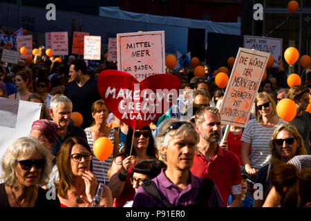 Cologne, Allemagne, 13 juillet 2018. Plusieurs milliers de personnes montrent le 13 juillet 2018 à Cologne pour le sauvetage des réfugiés de la mer Méditerranée. Sous la devise 'Stop à mourir en Méditerranée", une coalition de groupes politiques, des initiatives et des personnes privées veut envoyer un signal pour l'humanité. Cologne, Allemagne. Credit : Joern Sackermann/Alamy Live News Banque D'Images