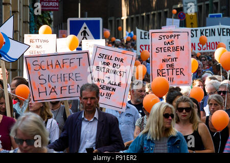 Cologne, Allemagne, 13 juillet 2018. Plusieurs milliers de personnes montrent le 13 juillet 2018 à Cologne pour le sauvetage des réfugiés de la mer Méditerranée. Sous la devise 'Stop à mourir en Méditerranée", une coalition de groupes politiques, des initiatives et des personnes privées veut envoyer un signal pour l'humanité. Cologne, Allemagne. Credit : Joern Sackermann/Alamy Live News Banque D'Images