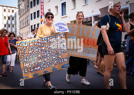 Cologne, Allemagne, 13 juillet 2018. Plusieurs milliers de personnes montrent le 13 juillet 2018 à Cologne pour le sauvetage des réfugiés de la mer Méditerranée. Sous la devise 'Stop à mourir en Méditerranée", une coalition de groupes politiques, des initiatives et des personnes privées veut envoyer un signal pour l'humanité. Cologne, Allemagne. Credit : Joern Sackermann/Alamy Live News Banque D'Images