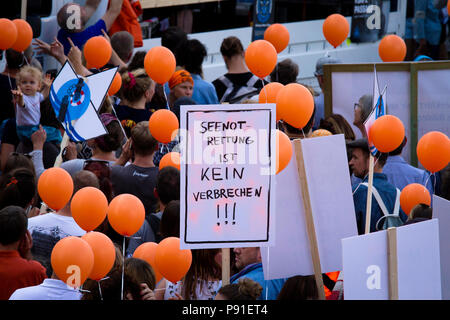 Cologne, Allemagne, 13 juillet 2018. Plusieurs milliers de personnes montrent le 13 juillet 2018 à Cologne pour le sauvetage des réfugiés de la mer Méditerranée. Sous la devise 'Stop à mourir en Méditerranée", une coalition de groupes politiques, des initiatives et des personnes privées veut envoyer un signal pour l'humanité. Cologne, Allemagne. Credit : Joern Sackermann/Alamy Live News Banque D'Images