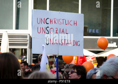 Cologne, Allemagne, 13 juillet 2018. Plusieurs milliers de personnes montrent le 13 juillet 2018 à Cologne pour le sauvetage des réfugiés de la mer Méditerranée. Sous la devise 'Stop à mourir en Méditerranée", une coalition de groupes politiques, des initiatives et des personnes privées veut envoyer un signal pour l'humanité. Cologne, Allemagne. Credit : Joern Sackermann/Alamy Live News Banque D'Images