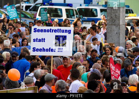 Cologne, Allemagne, 13 juillet 2018. Plusieurs milliers de personnes montrent le 13 juillet 2018 à Cologne pour le sauvetage des réfugiés de la mer Méditerranée. Sous la devise 'Stop à mourir en Méditerranée", une coalition de groupes politiques, des initiatives et des personnes privées veut envoyer un signal pour l'humanité. Cologne, Allemagne. Credit : Joern Sackermann/Alamy Live News Banque D'Images