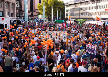 Cologne, Allemagne, 13 juillet 2018. Plusieurs milliers de personnes montrent le 13 juillet 2018 à Cologne pour le sauvetage des réfugiés de la mer Méditerranée. Sous la devise 'Stop à mourir en Méditerranée", une coalition de groupes politiques, des initiatives et des personnes privées veut envoyer un signal pour l'humanité. Cologne, Allemagne. Credit : Joern Sackermann/Alamy Live News Banque D'Images