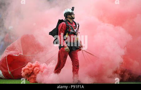 Emerald du stade Headingley, Leeds, Royaume-Uni. Le 13 juillet, 2018. Super League Rugby League Betfred entre Leeds Rhinos vs Wakefield Trinity ; pour marquer la Journée nationale des Forces armées terrestres skydivers l'Émeraude du stade Headingley avant de lancer. Dean Williams/Alamy Live News Banque D'Images